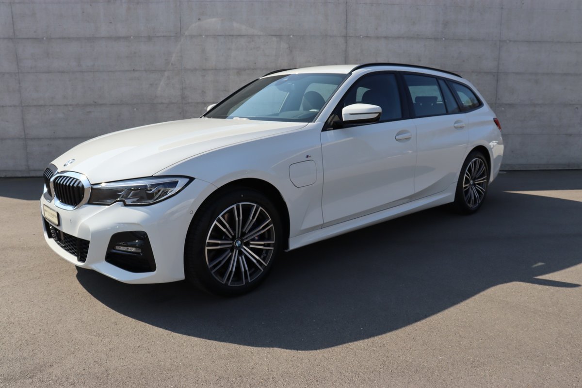 BMW 330e Touring gebraucht für CHF 43'900,