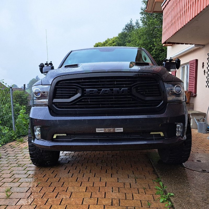 DODGE RAM 1500 5.7 V8 Crew Cap Spo gebraucht für CHF 54'800,