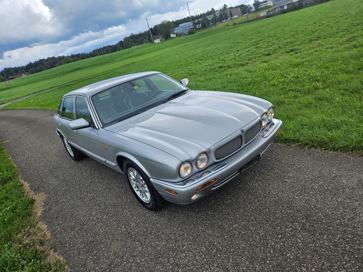 JAGUAR XJ 3.2 V8 Executive gebraucht für CHF 3'998,