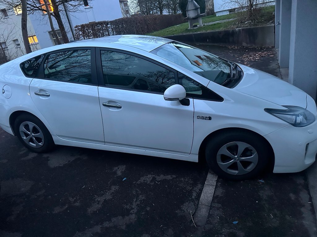 TOYOTA Prius 1.8 VVTi HSD Plug