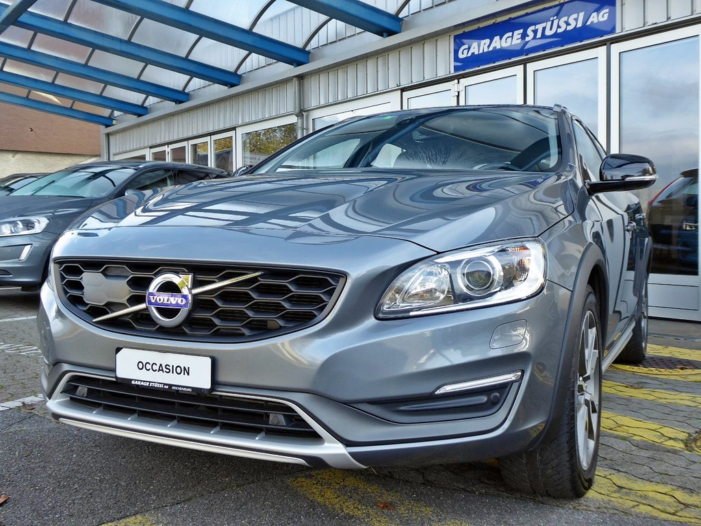 VOLVO V60 CC D4 AWD Summum gebraucht für CHF 18'400,