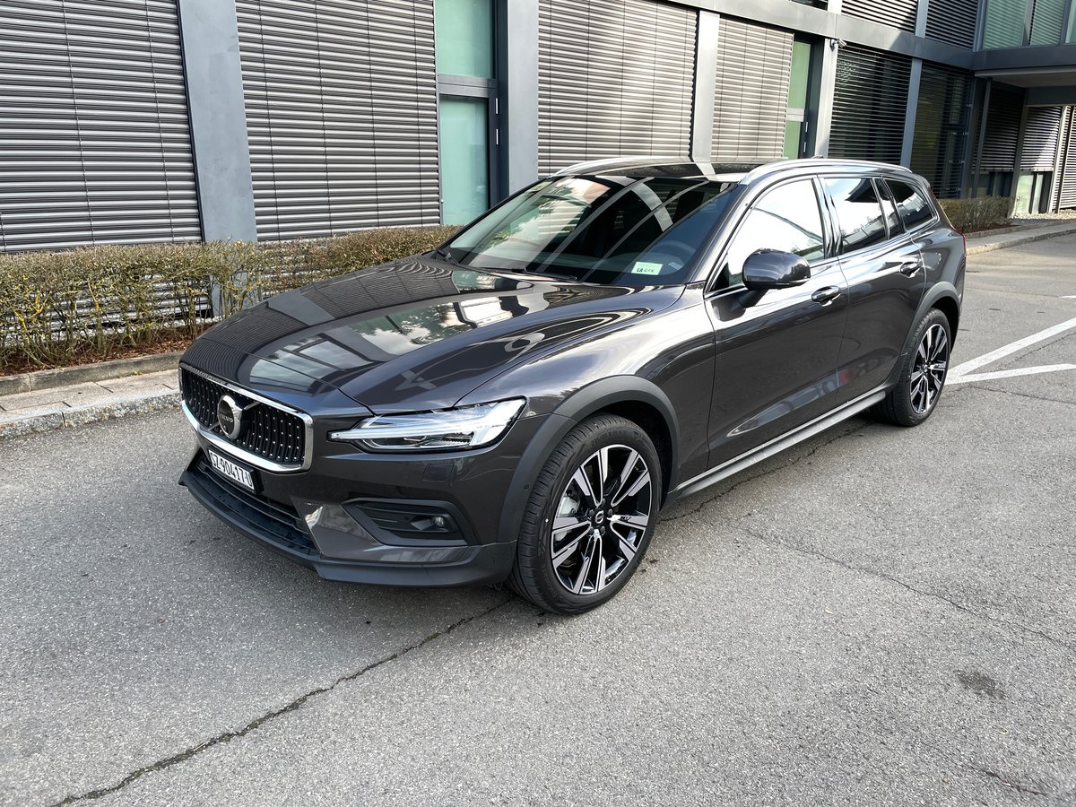 VOLVO V60 Cross Country B5 Mild Hy neu für CHF 49'900,